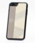Perspektivisches Foto einer beige Schutzhülle Case aus echtem Holz kombiniert mit echtem Leder für das iPhone 8 Plus, das iPhone 8, das iPhone 7 und das iPhone 7 Plus.
