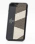 Perspektivisches Foto einer Dunkelbraunen Schutzhülle Case aus echtem Holz kombiniert mit echtem Leder für das iPhone 8 Plus, das iPhone 8, das iPhone 7 und das iPhone 7 Plus.