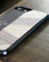 Perspektivisches Foto einer Dunkelbraune Schutzhülle Case aus echtem Holz kombiniert mit echtem Leder für das iPhone 8 Plus, das iPhone 8, das iPhone 7 und das iPhone 7 Plus.